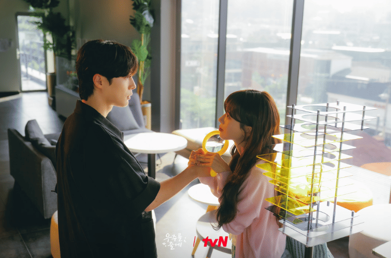 Bae In Hyuk dan Roh Jeong Eui di drama Our Universe