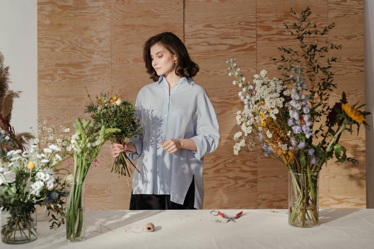 ilustrasi menyusun bunga di meja