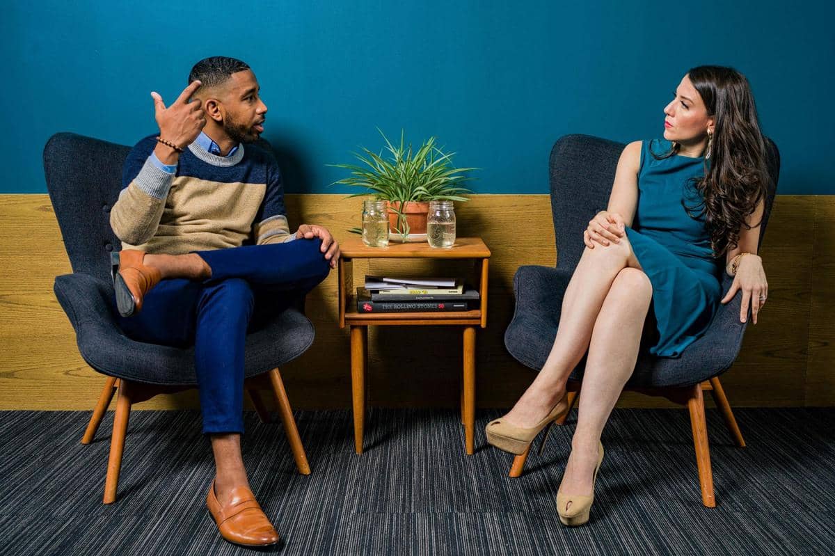 ilustrasi pria dan wanita ngobrol 