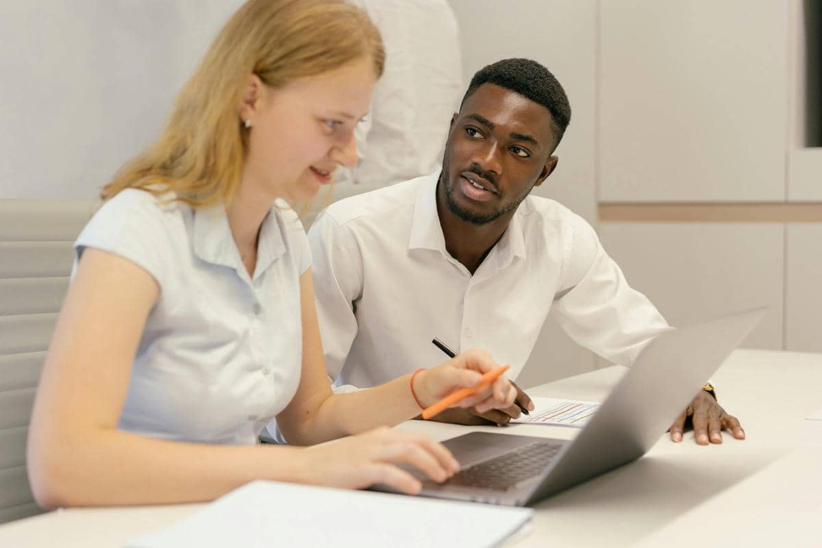 ilustrasi pria dan wanita belajar bersama