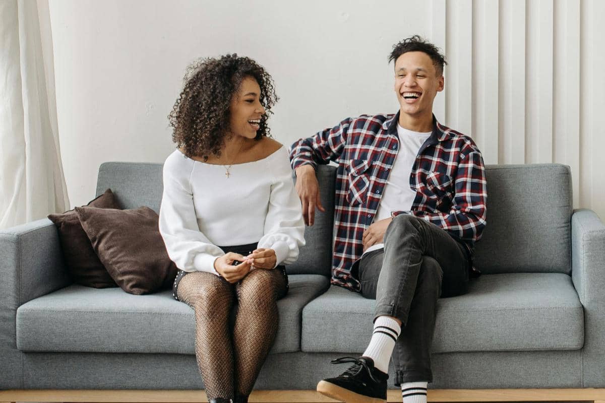 ilustrasi pria dan wanita tertawa sambil duduk