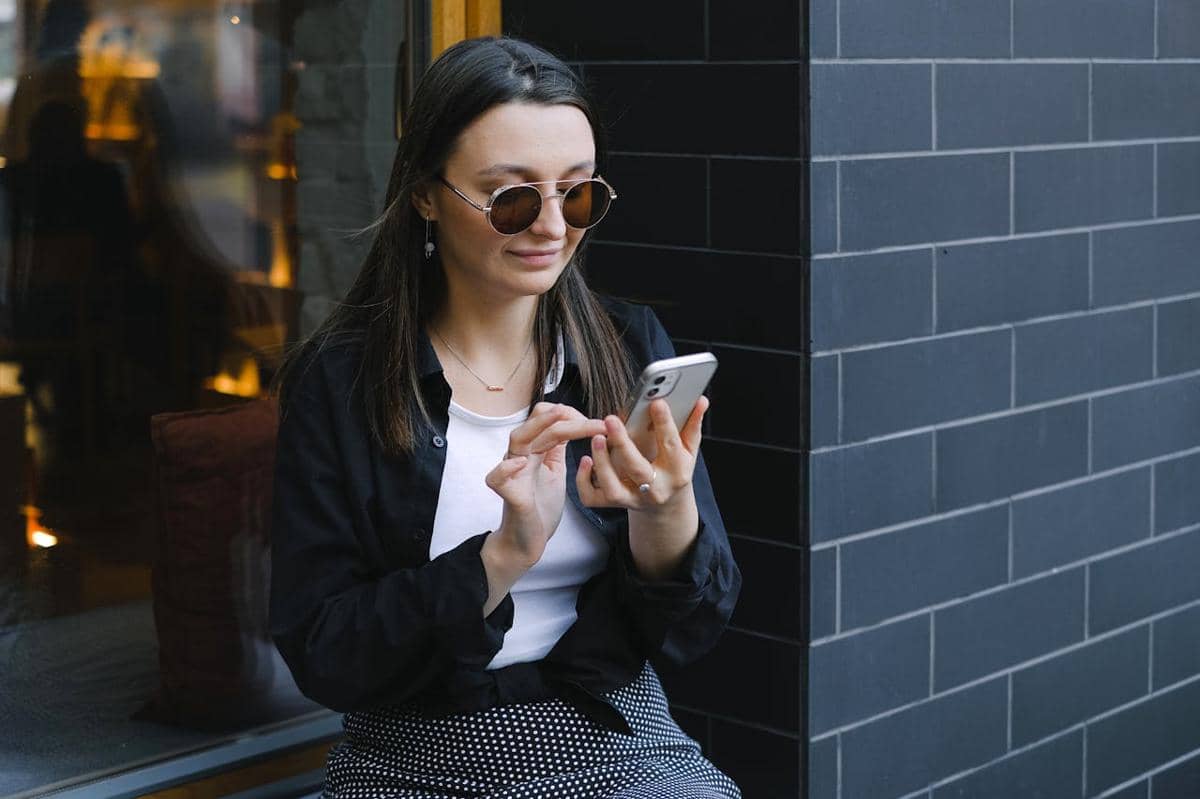 ilustrasi wanita menggunakan ponsel di luar ruangan