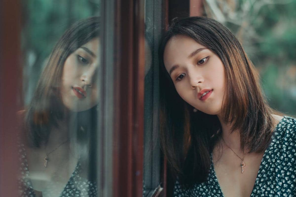 ilustrasi wanita merenung