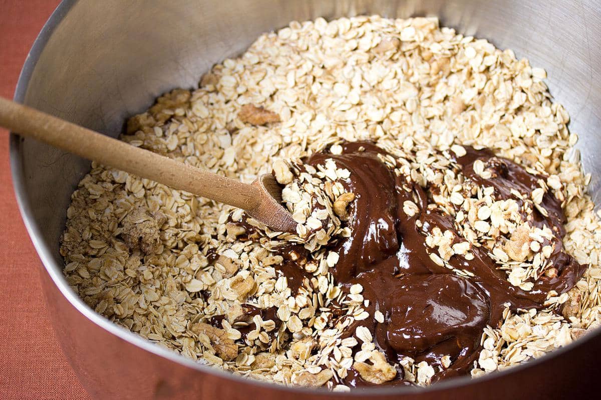 ilustrasi cara membuat cokelat kacang tanpa oven