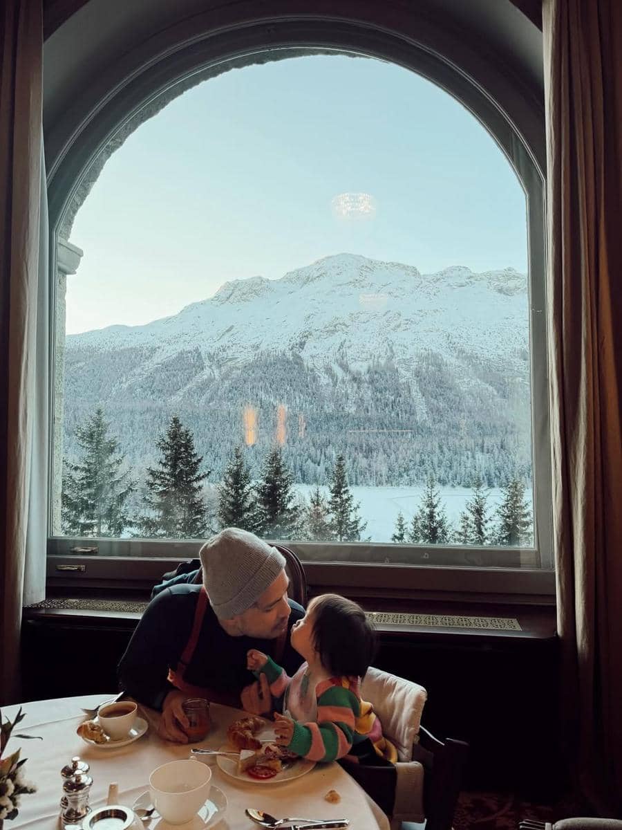 Jessica Mila main salju di St. Moritz