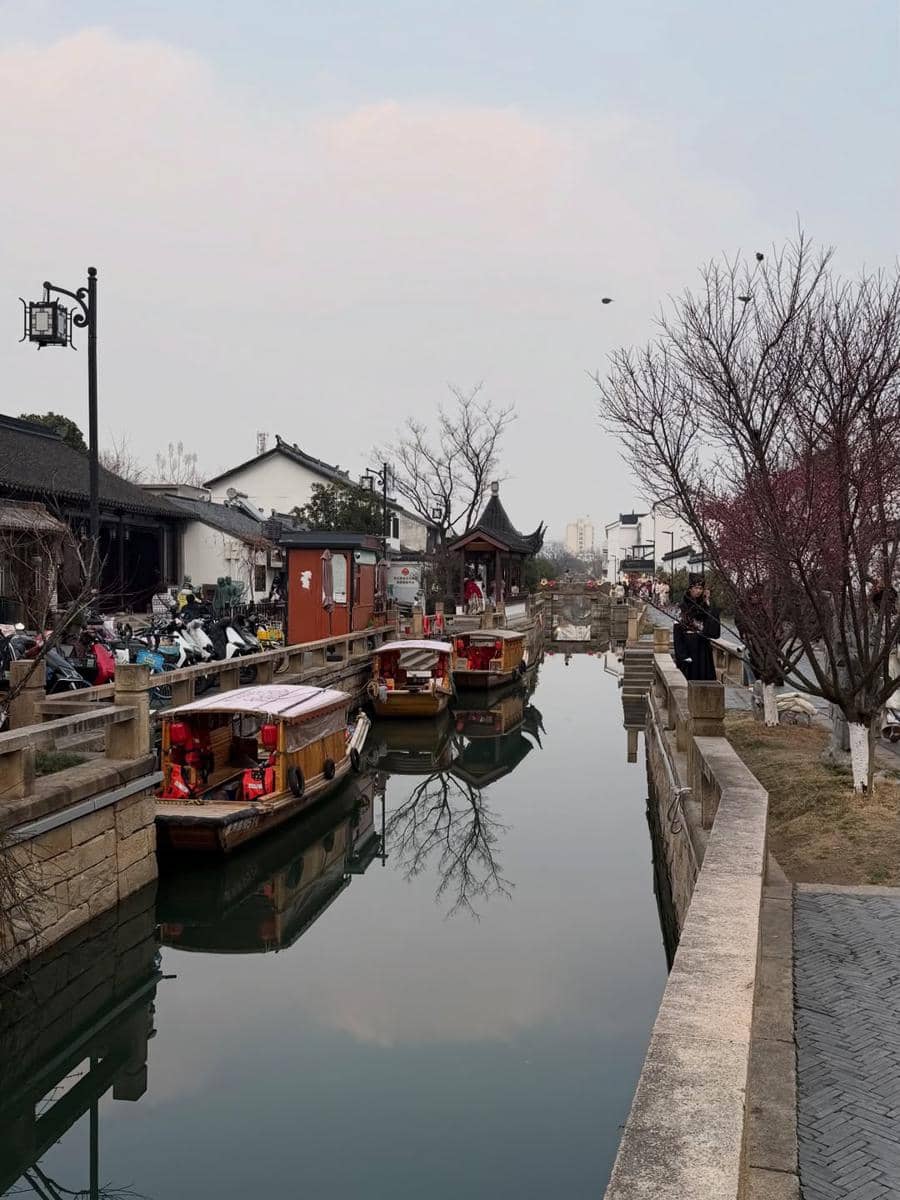 Barsena Bestandhi jalan-jalan di Shanghai