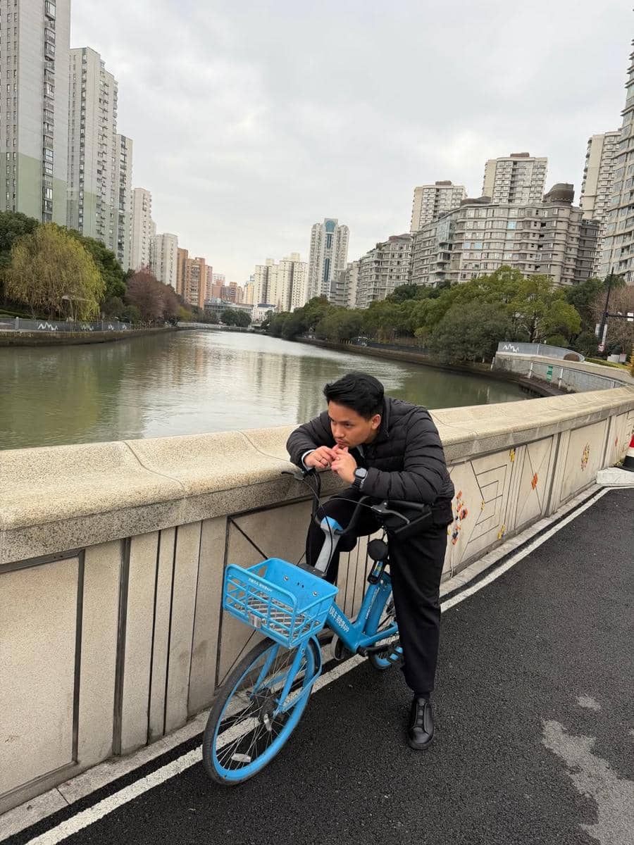 Barsena Bestandhi jalan-jalan di Shanghai