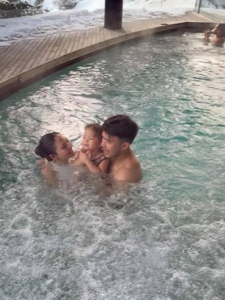 Jessica Mila main salju di St. Moritz