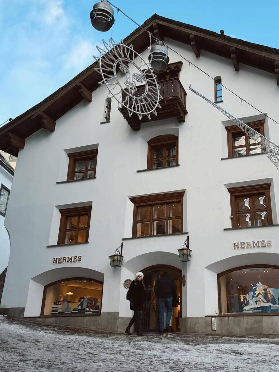 Keluarga Jessica Mila jalan-jalan di Kota St. Moritz