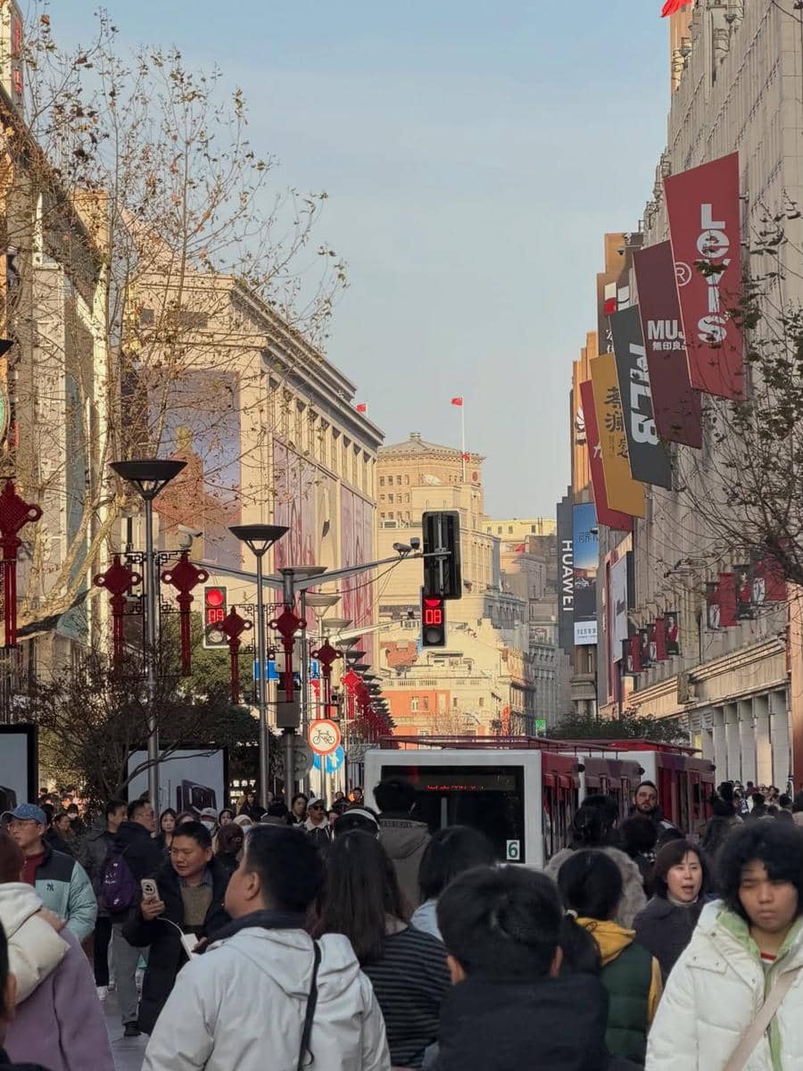 Barsena Bestandhi jalan-jalan di Shanghai