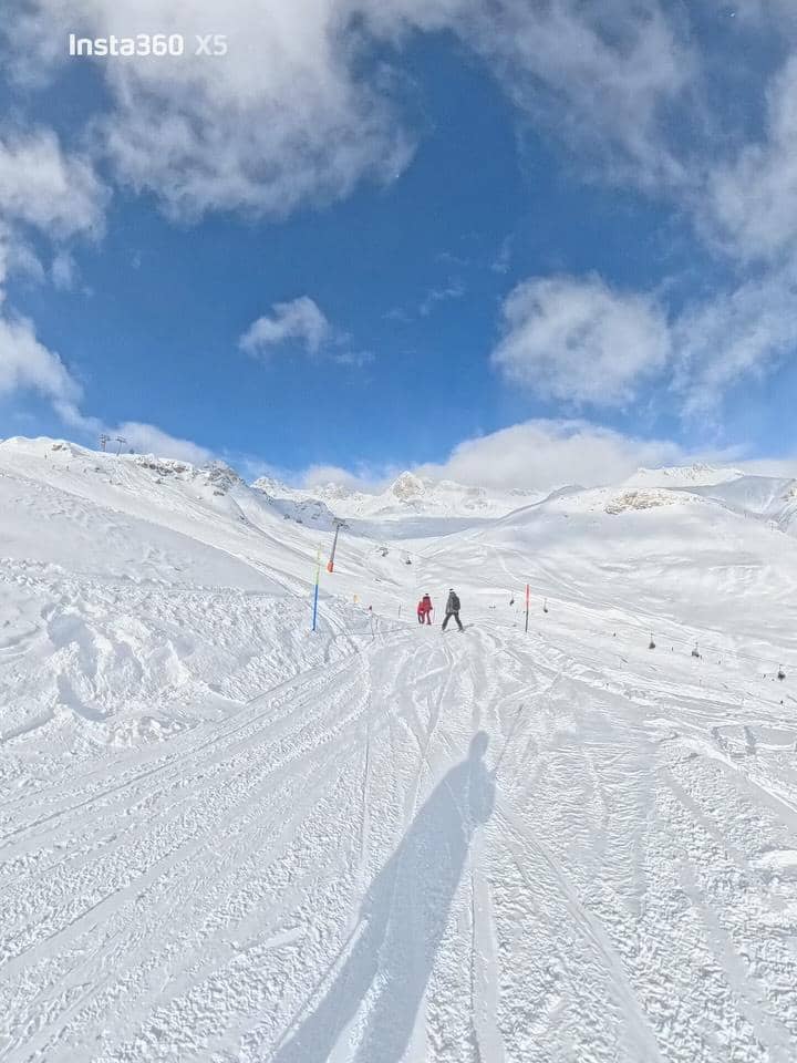 Jessica Mila main salju di St. Moritz