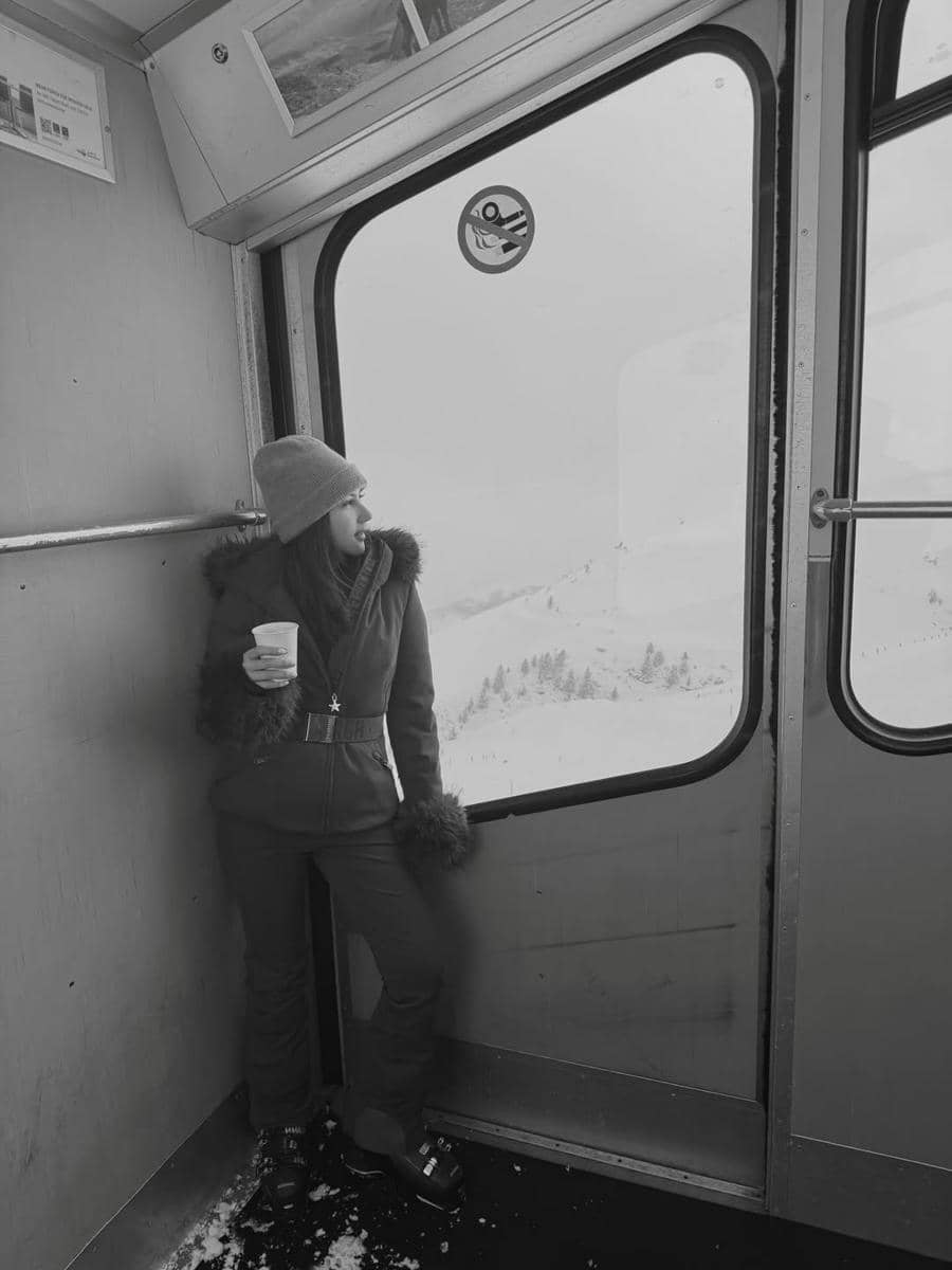 Jessica Mila main salju di St. Moritz