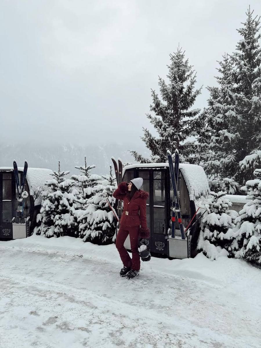 Jessica Mila main salju di St. Moritz