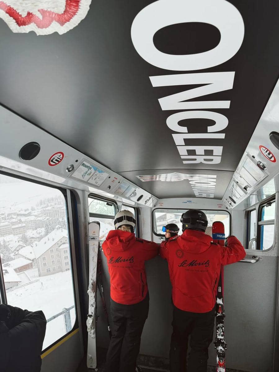 Jessica Mila main salju di St. Moritz