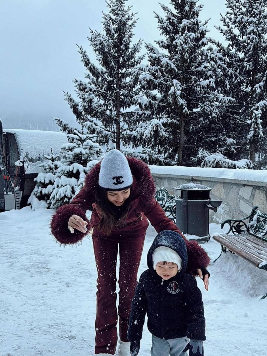 Jessica Mila main salju di St. Moritz