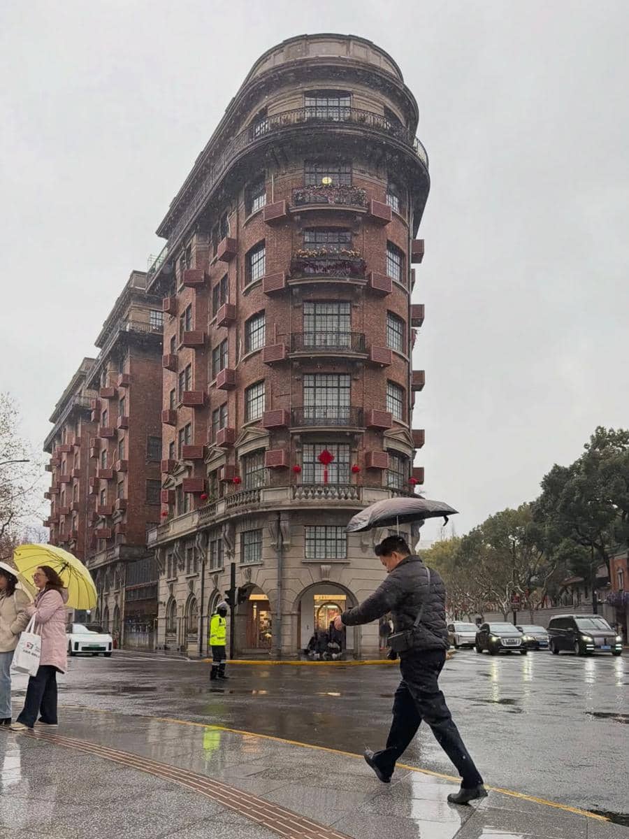 Barsena Bestandhi jalan-jalan di Shanghai