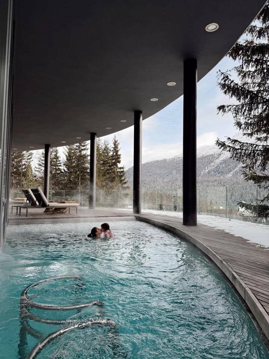 Jessica Mila main salju di St. Moritz