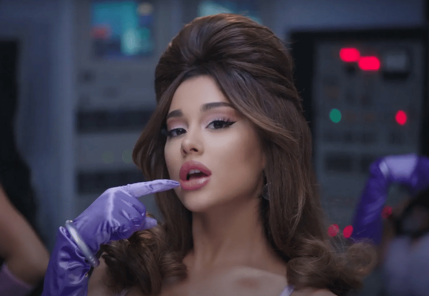 Ariana Grande dalam musik video "34+35"