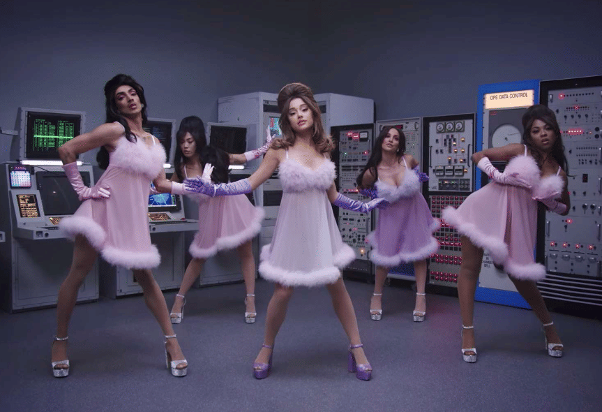 Ariana Grande dalam musik video "34+35" 