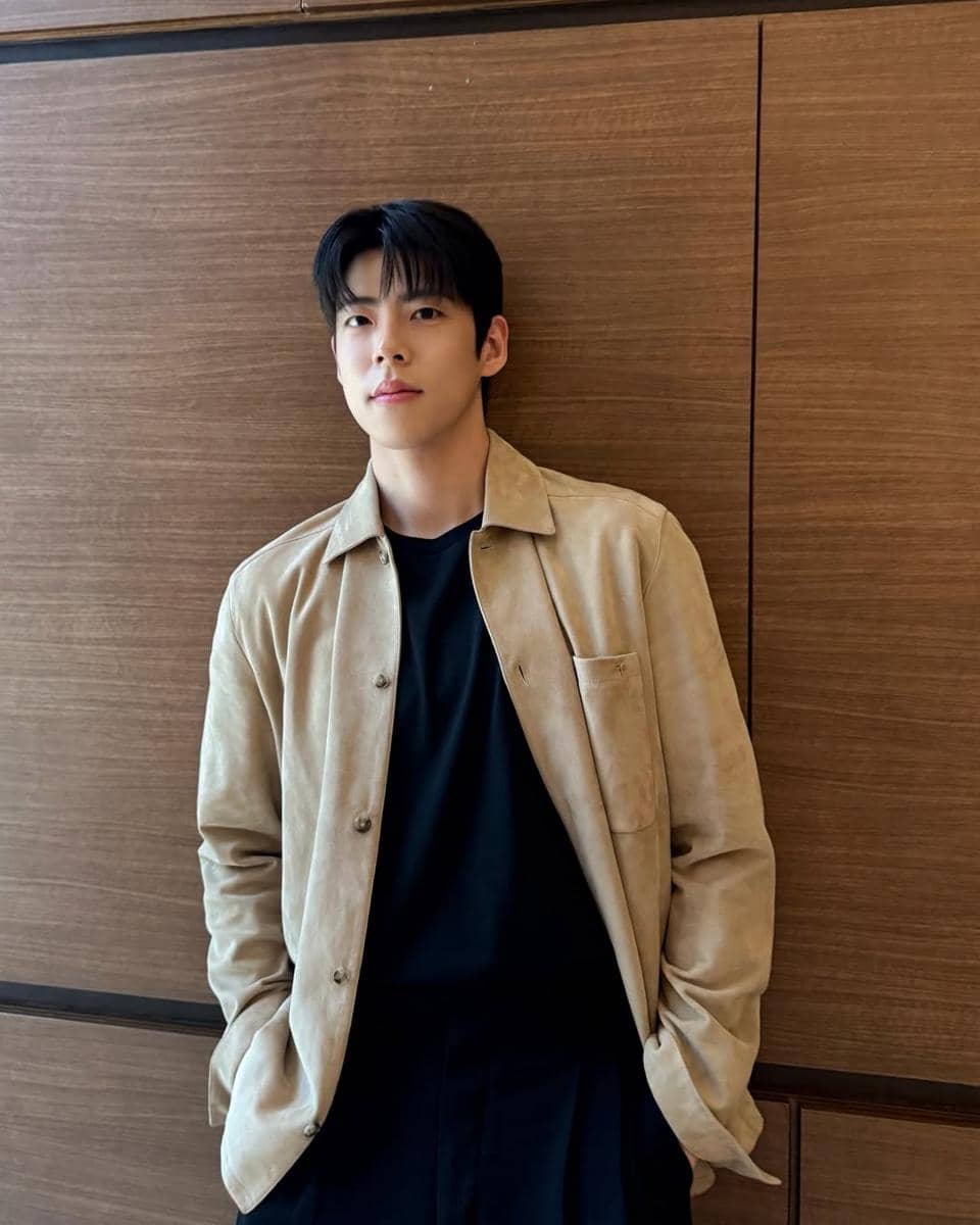 Gaya busana Choi Woo Sung