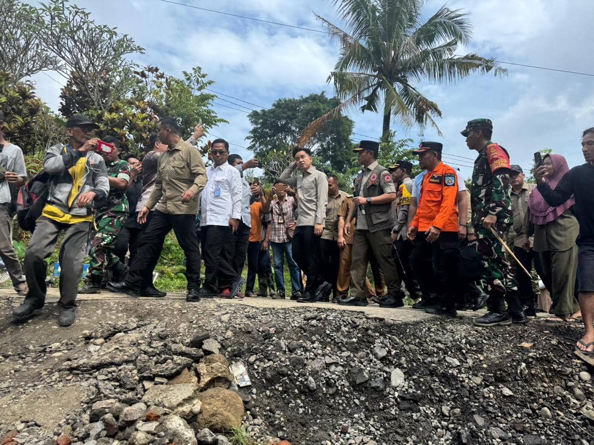 Wakil Presiden (Wapres) Gibran Rakabuming melakukan kunjungan kerja ke Kabupaten Tegal, Jawa Tengah, Jumat (6/2/2026), untuk meninjau langsung lokasi terdampak bencana sekaligus memastikan penanganan pengungsi berjalan cepat, terpadu, dan tepat sasaran. (dok. Setwapres)