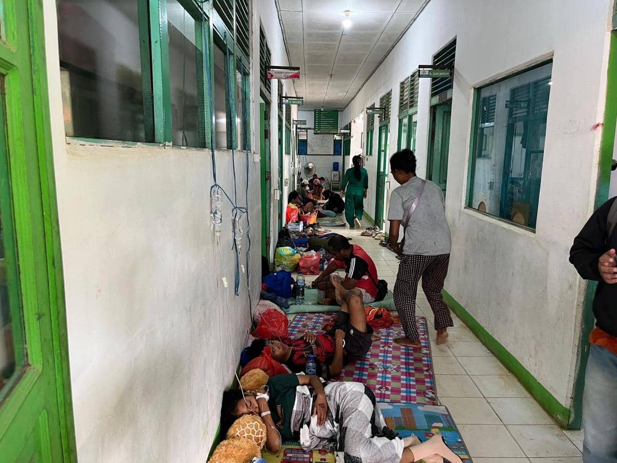 Lorong puskesmas disesaki korban keracunan MBG.