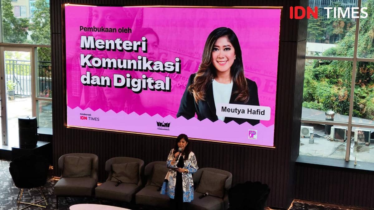 Menteri Komunikasi dan Digital (Menkomdigi), Meutya Hafid saat menghadiri acara diskusi bertajuk "3 Wajah Roehana Koeddoes: Pahlawan Nasional, Jurnalis Perempuan Pertama di Indonesia" di IDN HQ, Jakarta Selatan, Jumat (6/2/2026) (IDN Times/Yosafat Diva Bayu Wisesa)