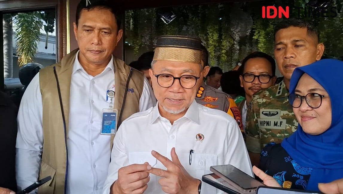 Menko Zulhas didampingi Direktur Utama Bulog Mayjen TNI Ahmad Rizal dan Bupati Gowa Husnia Talenrang, usai acara bagi-bagi sembako ke ratusan driver Ojol di Gedung Lappo Ase Perum Bulog Kanwil Sulselbar, Jalan A.P Pettarani, Makassar, Jumat (6/2/2026) IDN Times / Darsil Yahya