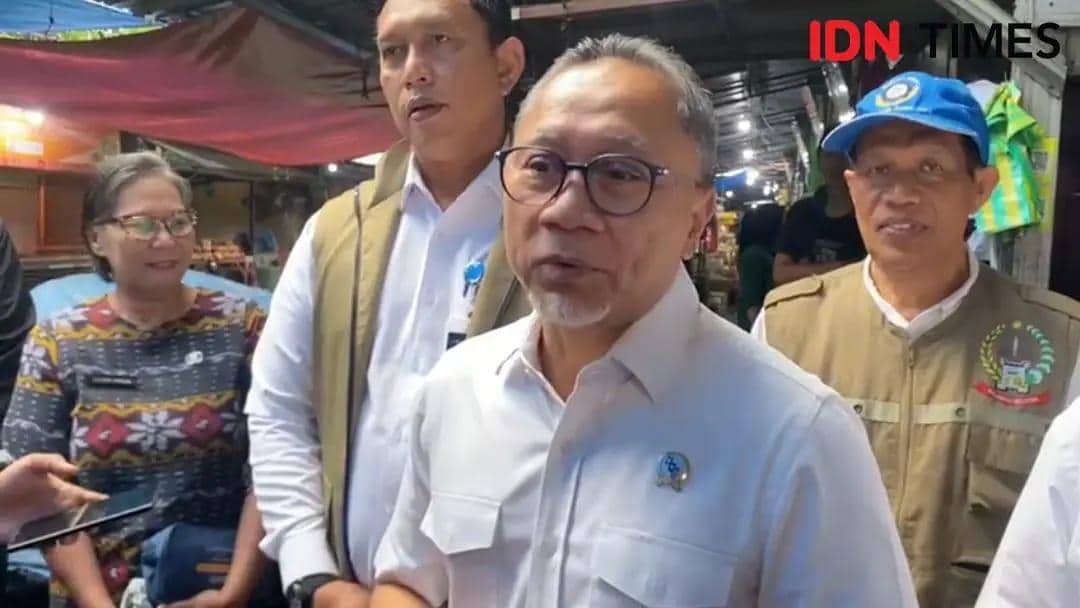 Menko Pangan RI Zulkifli Hasan meninjau harga dan stok kebutuhan pangan pokok di Pasar Pabaeng-baeng, Makassar, Jumat (6/2/2026). IDN Times/Asrhawi Muin