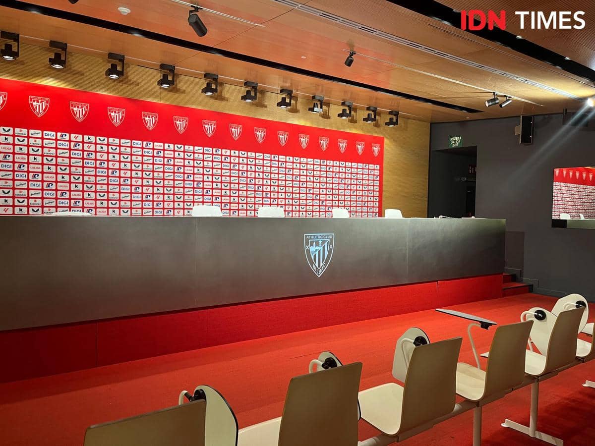 Ruang konferensi pers markas Athletic Club Bilbao, Stadion San Mames (IDN Times/Margith Damanik)