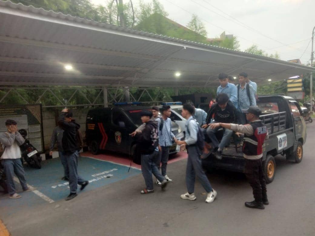 Belasan pelajar di Plaju ditangkap polisi saat kumpul saksikan perkelahian antar pelajar.