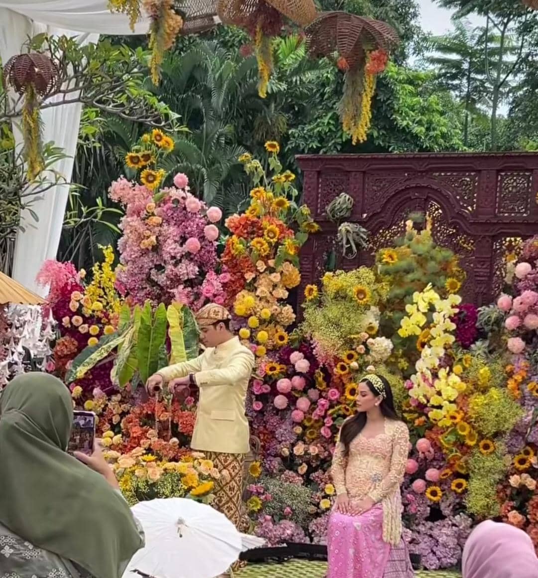 Dekorasi tujuh bulanan kehamilan Alyssa Daguise