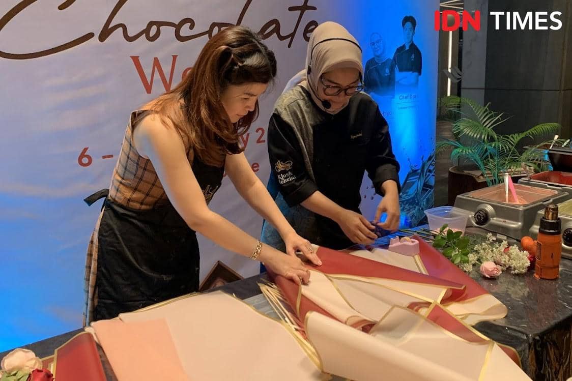Potret Chef Hayu dari Embassy Chocolate sedang membimbing peserta untuk membuat buket bunga dan cokelat di lobi DoubleTree by Hilton Surabaya, Kamis (5/2/2026)