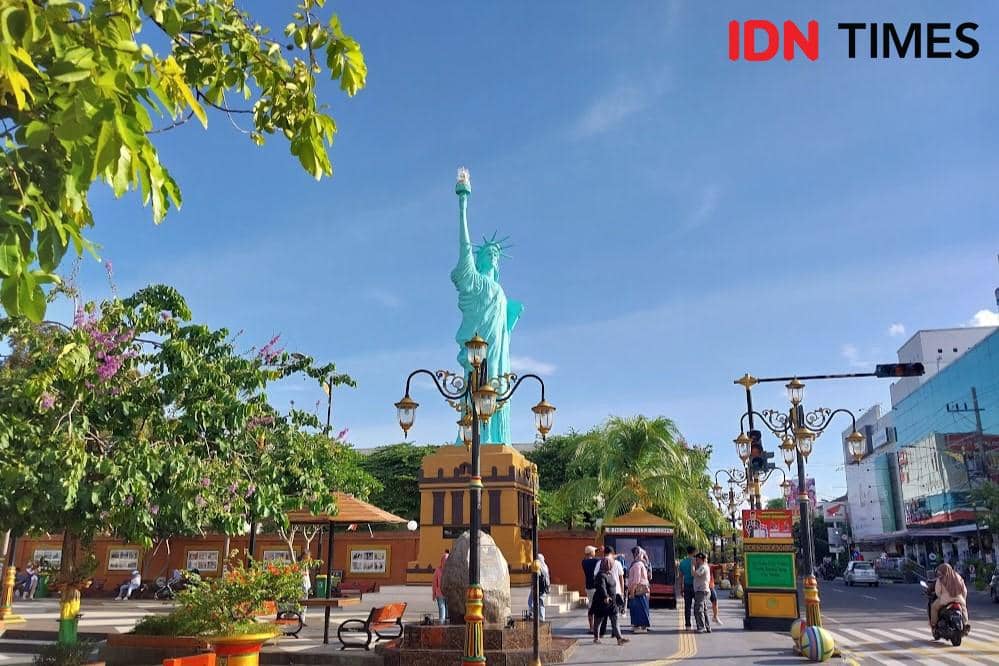Potret miniatur Patung Liberty di Pahlawan Street Center Madiun