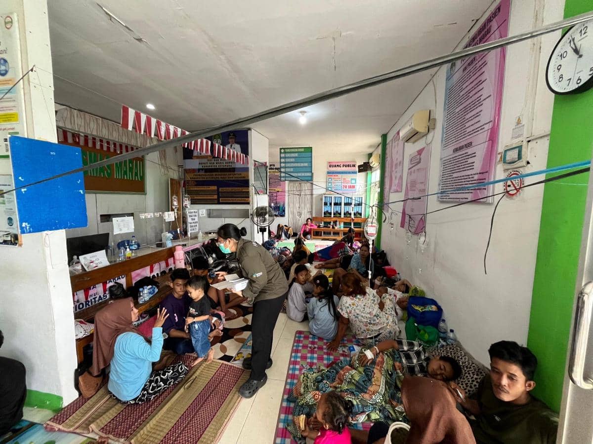 Puskesmas Marau Ketapang disesaki korban keracunan MBG.