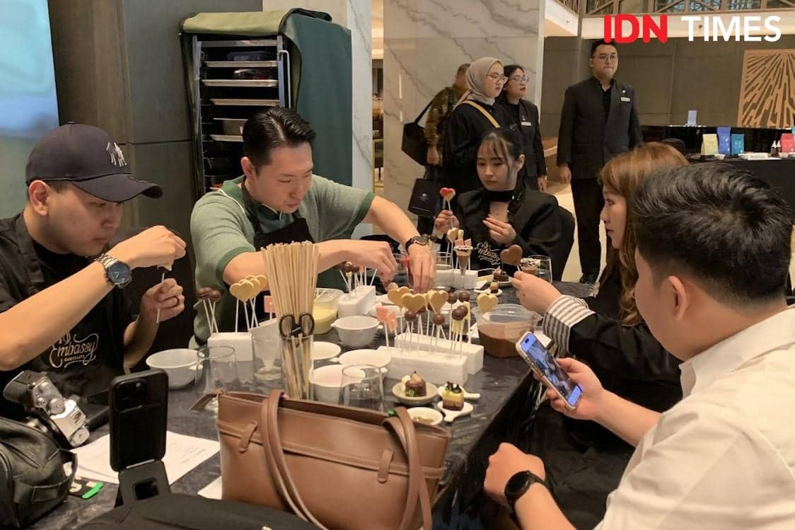 Workshop pembuatan buket bunga dari cokelat bersama Chef Hayu dan Chef Doni dari Embassy Chocolate di DoubleTree by Hilton Surabaya, Kamis (5/2/2026)