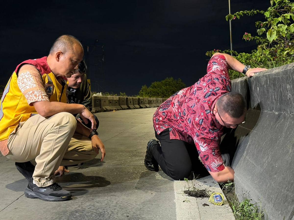 Hardiyanto Kenneth, anggota DPRD DKI Jakarta Fraksi PDI Perjuangan saat melakukan sidak di Flyover Pesing, Jakarta Barat, usai mendapat laporan dari masyarakat terkait jalan berlubang.