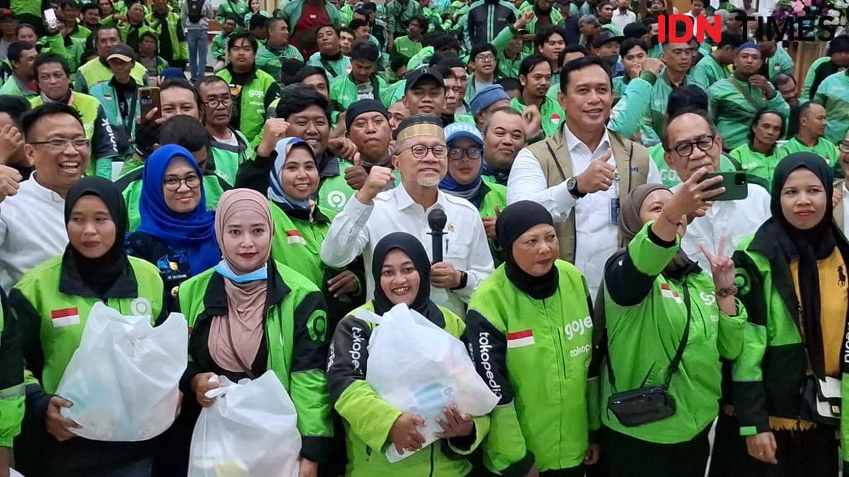 Menko Zulhas saat foto bersama ratusan driver Ojol di Gedung Lappo Ase Perum Bulog Kanwil Sulselbar, Jalan A.P Pettarani, Makassar, Jumat (6/2/2026) IDN Times / Darsil Yahya