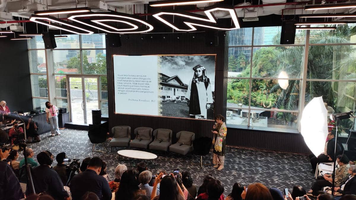 Ketua Yayasan Kerajinan Amai Setia Koto Gadang, Trini Tambu saat menghadiri acara diskusi bertajuk "3 Wajah Roehana Koeddoes: Pahlawan Nasional, Jurnalis Perempuan Pertama di Indonesia" di IDN HQ, Jakarta Selatan.