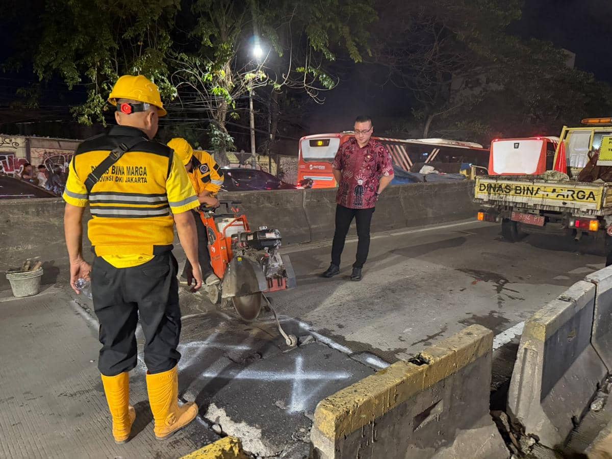 Hardiyanto Kenneth, anggota DPRD DKI Jakarta Fraksi PDI Perjuangan saat melakukan sidak di Flyover Pesing, Jakarta Barat, usai mendapat laporan dari masyarakat terkait jalan berlubang.