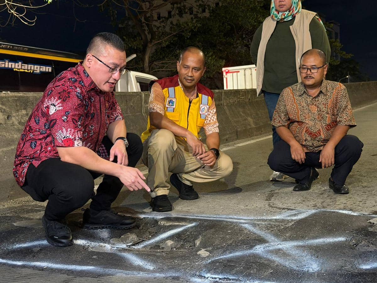 Hardiyanto Kenneth, anggota DPRD DKI Jakarta Fraksi PDI Perjuangan saat melakukan sidak di Flyover Pesing, Jakarta Barat, usai mendapat laporan dari masyarakat terkait jalan berlubang.