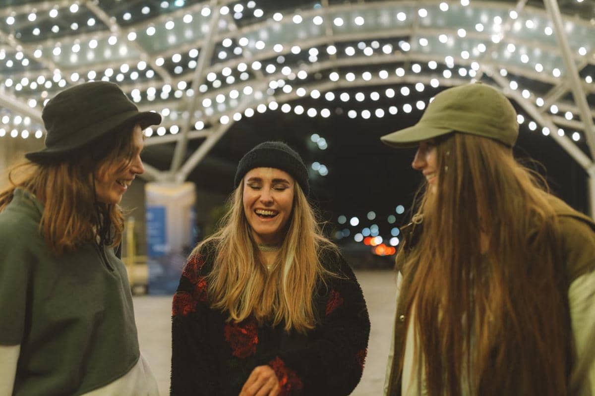 Ilustrasi pertemanan (pexels.com/Photo by Yaroslav Shuraev)