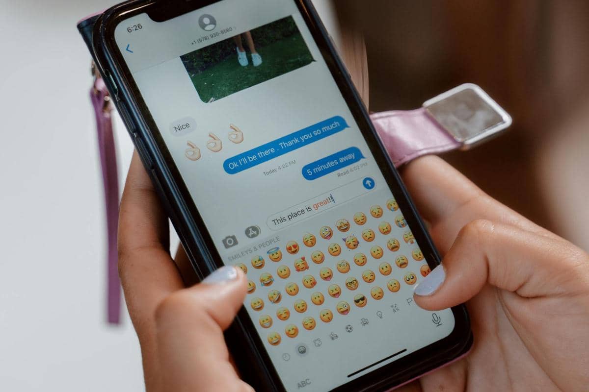 ilustrasi berniat memilih emoji yang tepat