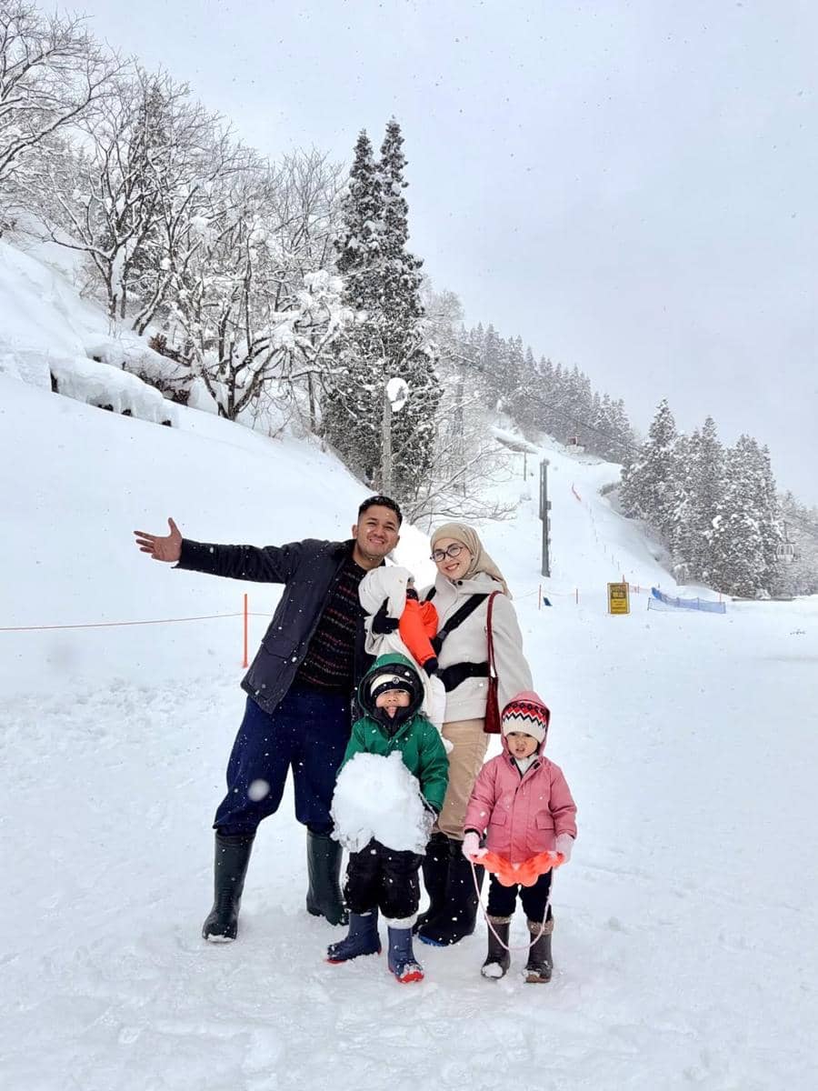 Kesha Ratuliu ajak anak main salju di Jepang