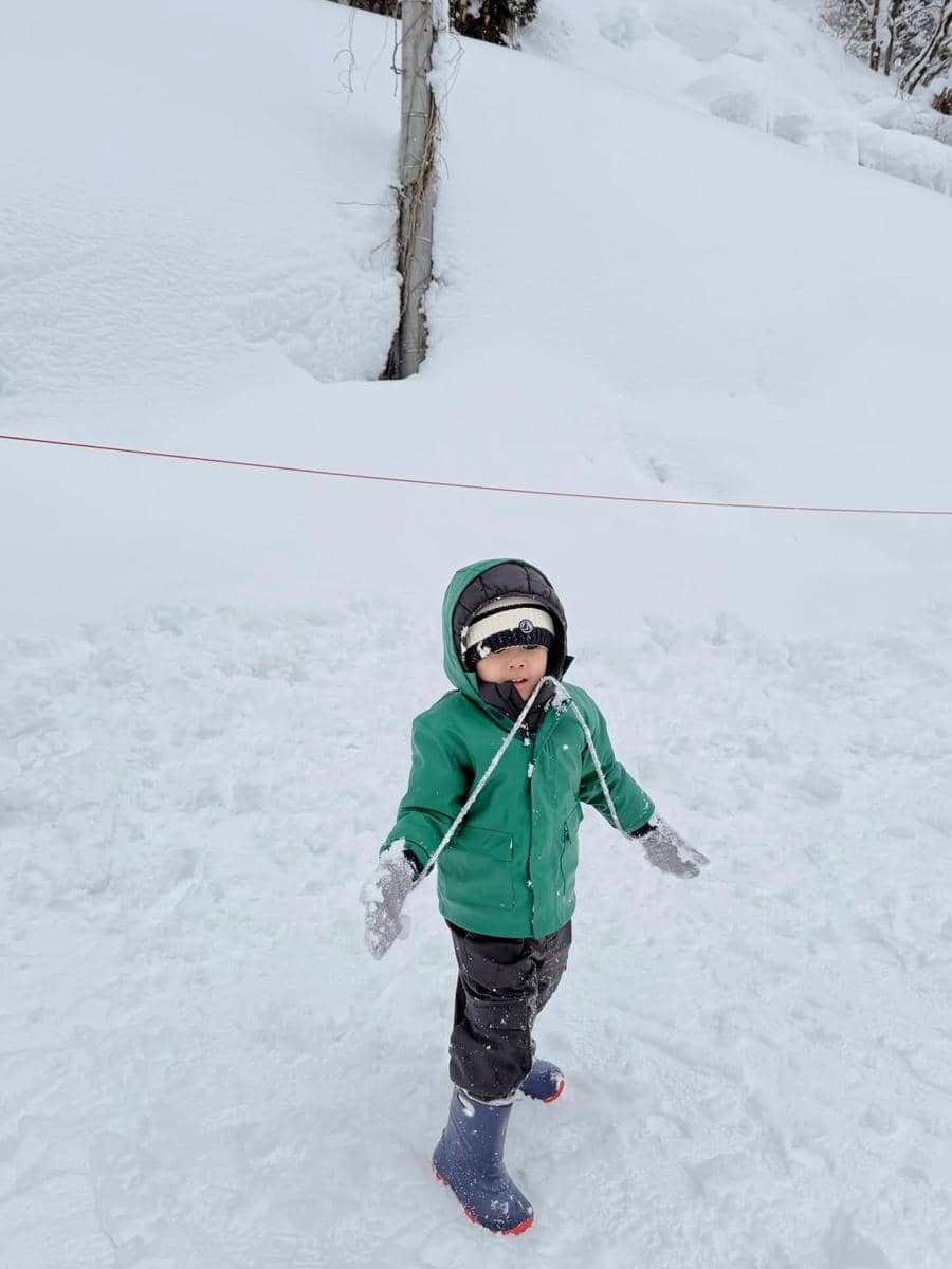 Kesha Ratuliu ajak anak main salju di Jepang