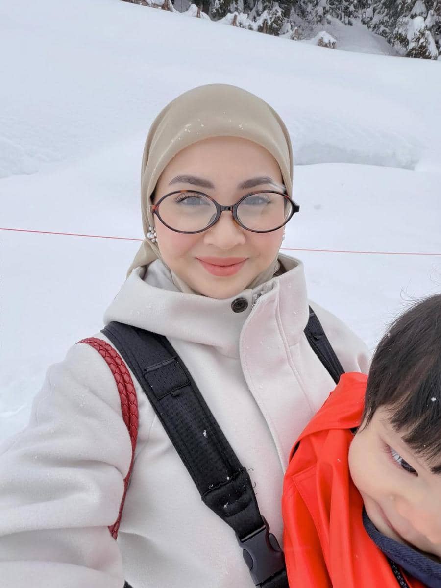 Kesha Ratuliu ajak anak main salju di Jepang