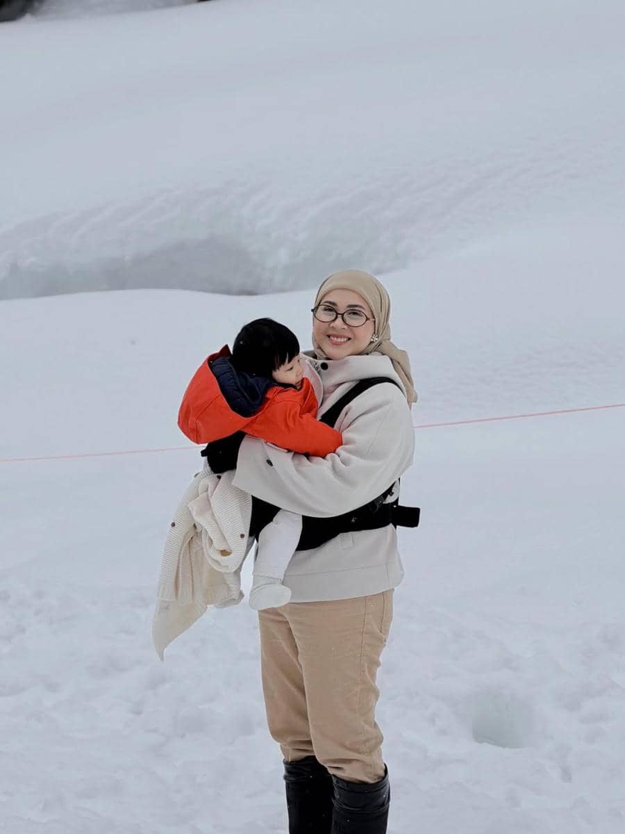 Kesha Ratuliu ajak anak main salju di Jepang