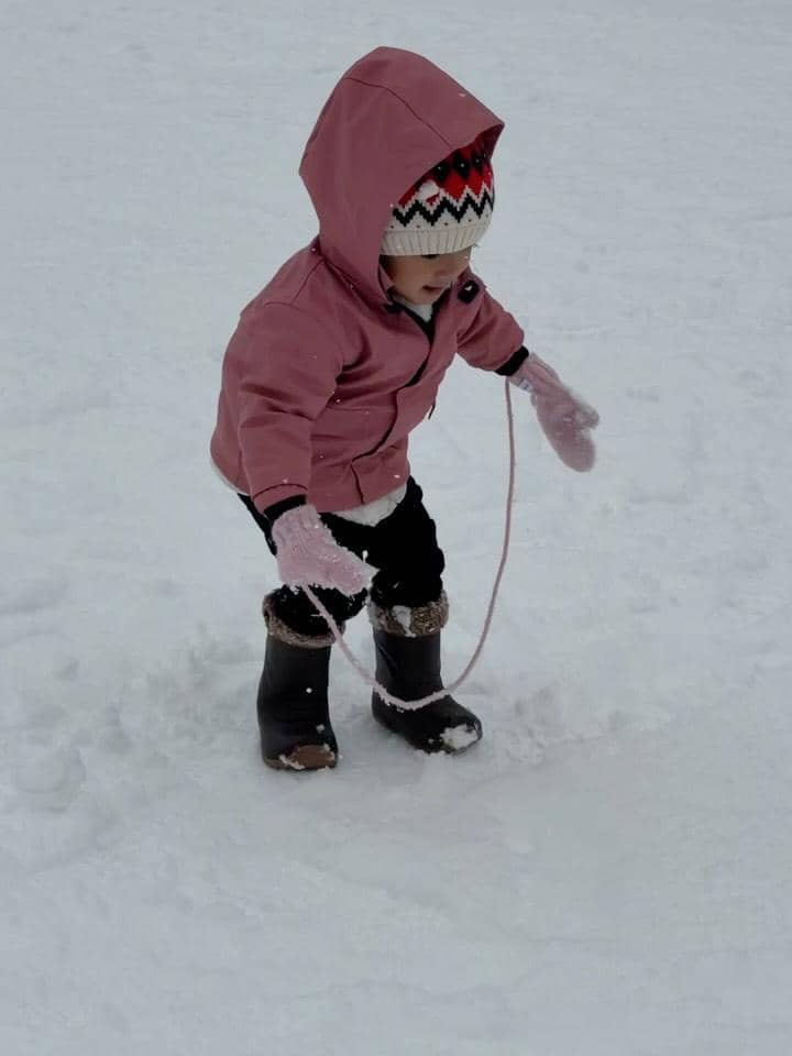 Kesha Ratuliu ajak anak main salju di Jepang