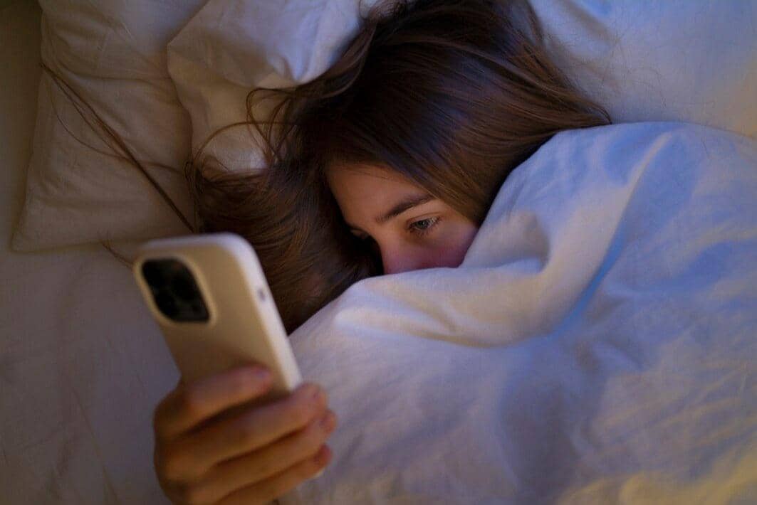 orang main hp sebelum tidur