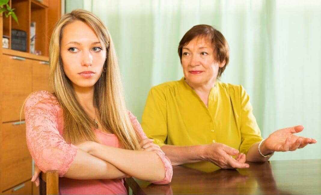 ilustrasi ibu membandingkan anak (freepik.com/bearfotos)